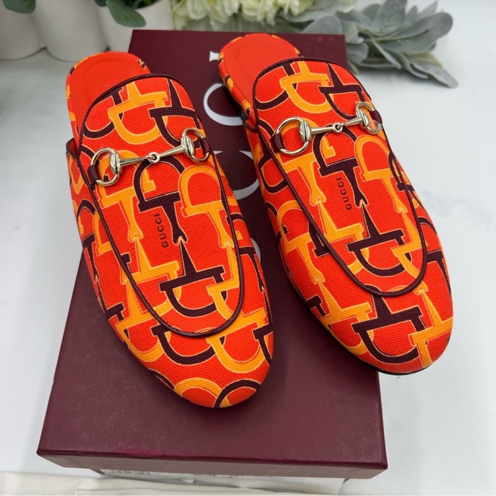 SOLD !!!!!! Women’s Gucci horse bit print mules size 38.5 made in Italy